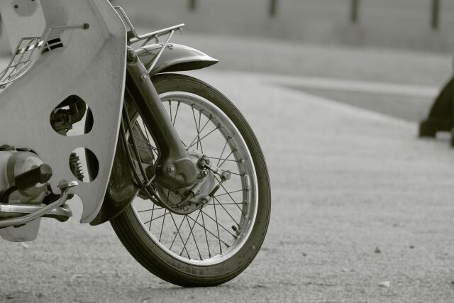 新聞配達中の60代男性がバイクにまたがった状態で死亡しているのを発見