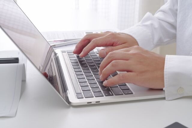 在宅勤務ワイくん、漫画読んでたら午前中が終わる…