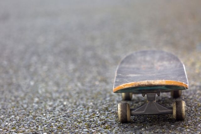 神戸・三宮の歩道でスケボーしていた49歳男「危ないやろ」と注意され立腹　暴行容疑で逮捕