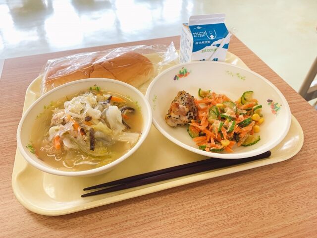 先生「もうちょっと頑張ろうか」 完食指導で会食恐怖症なってしまう生徒