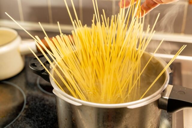 スパゲッティーゆでるときに塩いれるのって必要？