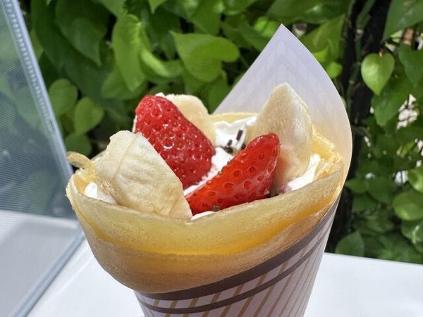 フードコートで一人で美味そうにクレープ食べてるおじさんいるでしょ？