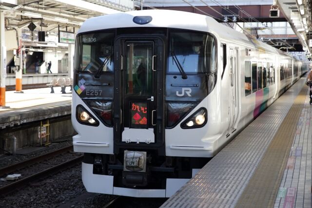 【悲報】特急「かいじ」走行中にドアが開く　