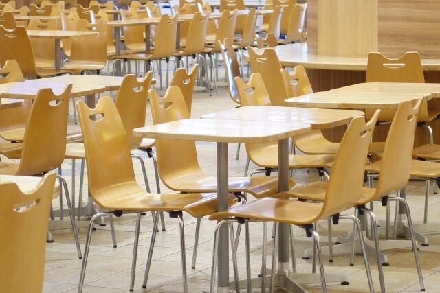 【悲報】イオンモールのフードコート、席がない