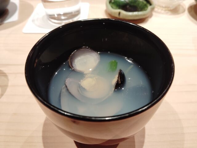 【悲報】キャバ嬢さん、同伴の寿司屋で「しじみ汁」のしじみを食べたら指名を外されてしまう