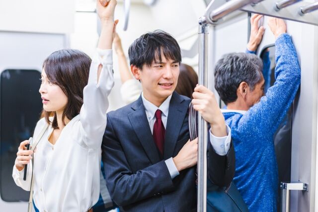 電車で一発で無能とバレる行動「リュック背中に背負ったまま」「中ほどに詰めない」