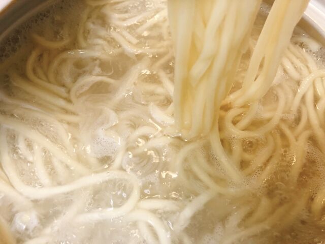 香川県、被災地に茹でる水ごと運び込んでうどん2000食炊き出しへ