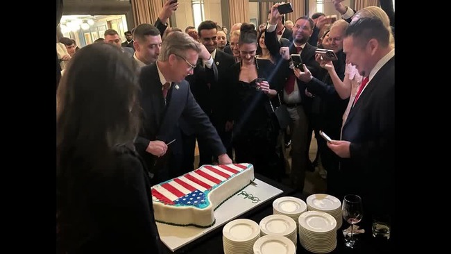 【悲報】アメリカ共和党、集会で「星条旗色のグリーンランド型ケーキ」を切り分ける