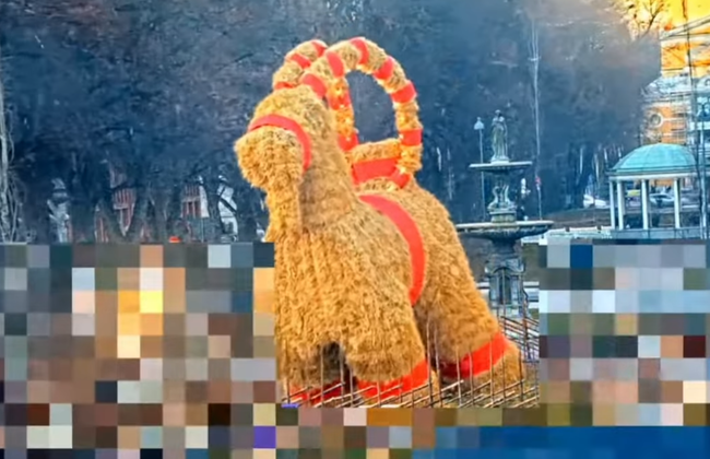 【悲報】 毎年放火される「イェヴレのヤギ」、今年はクリスマスを生き抜くも強風で倒壊