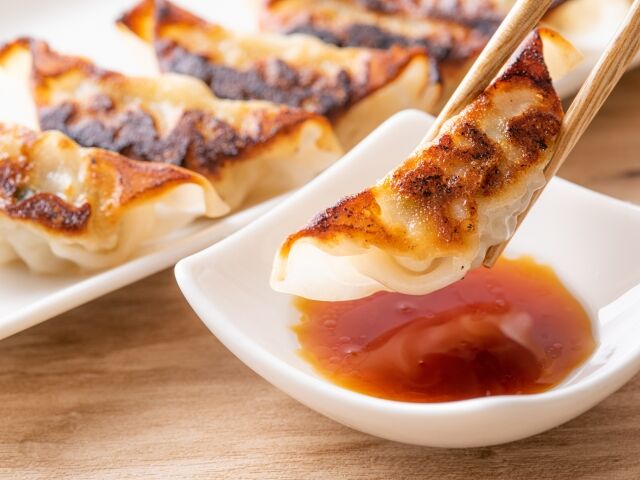 以前餃子に麺つゆかけてることを馬鹿にされた者です