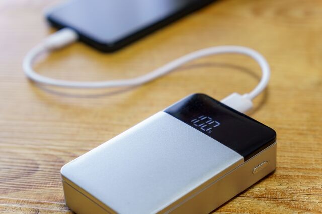 モバイルバッテリー、航空機内への持ち込みは2個までで使用は禁止　国交省