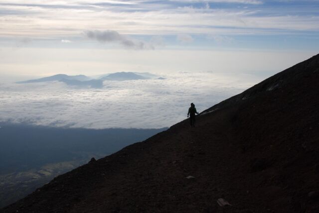 一度は富士山登ってみたいんだけど、簡単な山だと言う声もあれば素人は死ぬとの声もあるよね