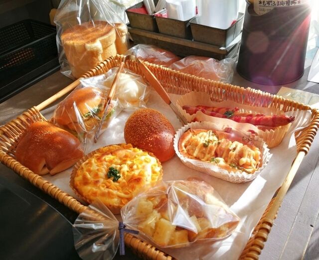 トングで一度取ったパンを戻す行為はマナー違反か