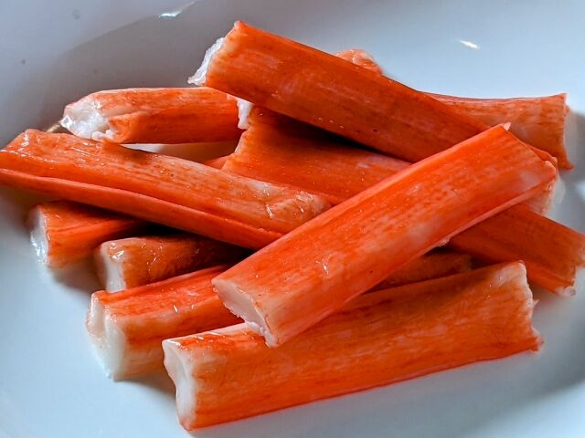 十数年ぶりくらいにかにかま食ってるんだけど