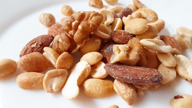 「機内でナッツ食べないで」アレルギー当事者が抱える不安