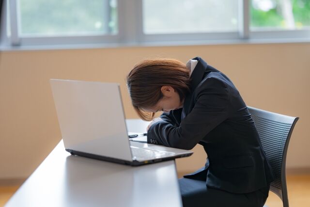 「貴様のことは死んでも許さない」同僚の女性の机に脅迫文書を置き退職した男を逮捕