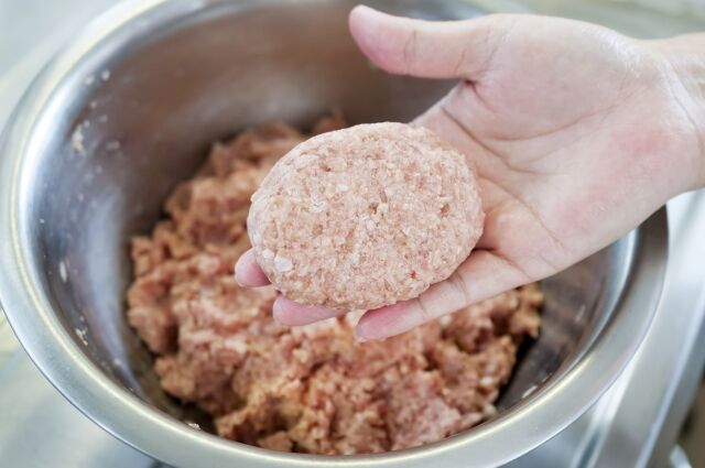 人生で初めてハンバーグ作ってるんだけど思いの外めんどくさいなこの料理