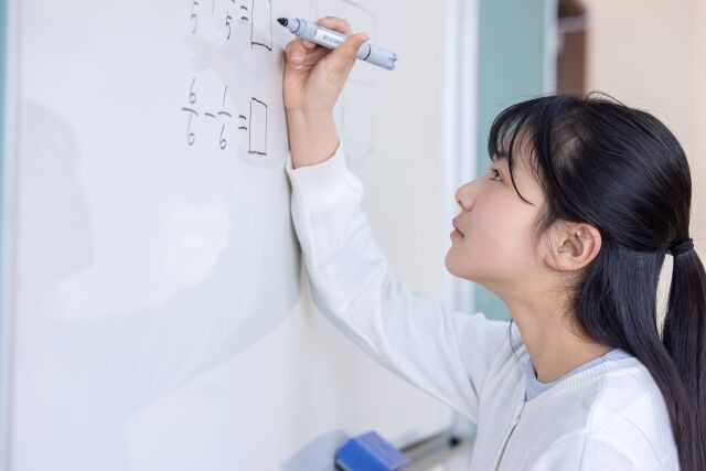小学校の算数でリットル表記が斜体の「ℓ」から直立体の「L」になったのはなぜ？