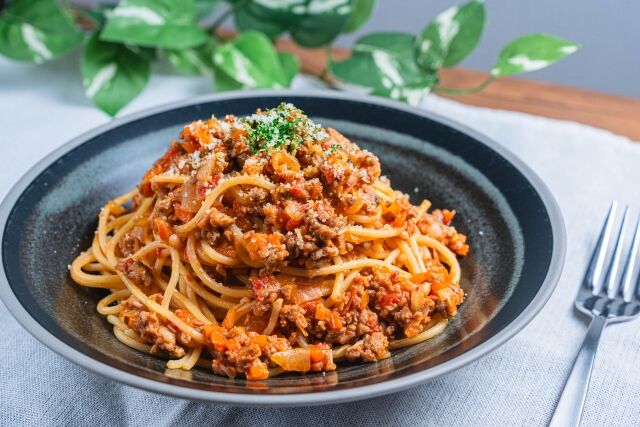 経済学者「高所得者は牛肉とスパゲッティを好み、低所得者は鶏肉とうどん・そばを好む傾向がある」