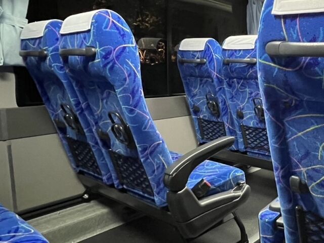 相談者「女性1人で深夜バスは不安。相席ブロックはマナー違反でしょうか？」→解答「犯罪です」