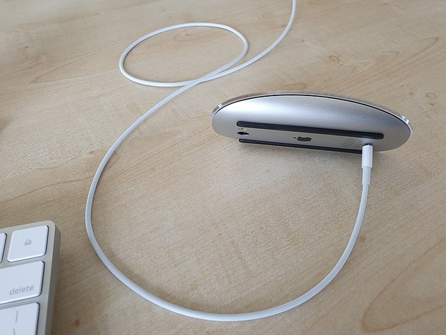 Bad_design_-_Apple_Magic_Mouse_2,_unusable_when_charging_2