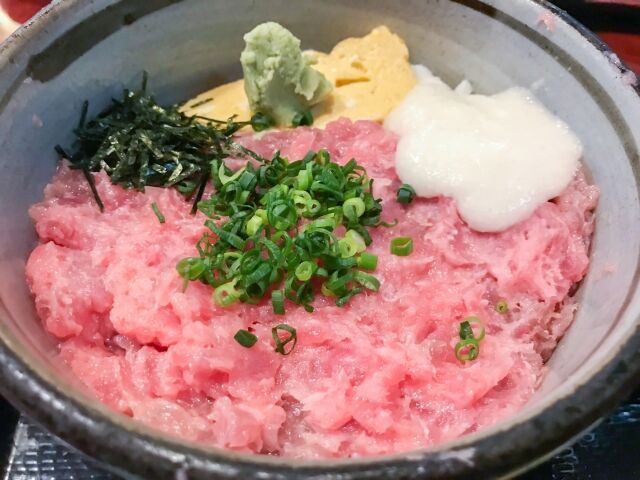 飲食店「ネギトロに文句を言う方が多いので張り紙にしました」