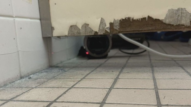 学校のトイレ盗撮で高校教諭(30)を逮捕　カメラをめっちゃ雑に設置