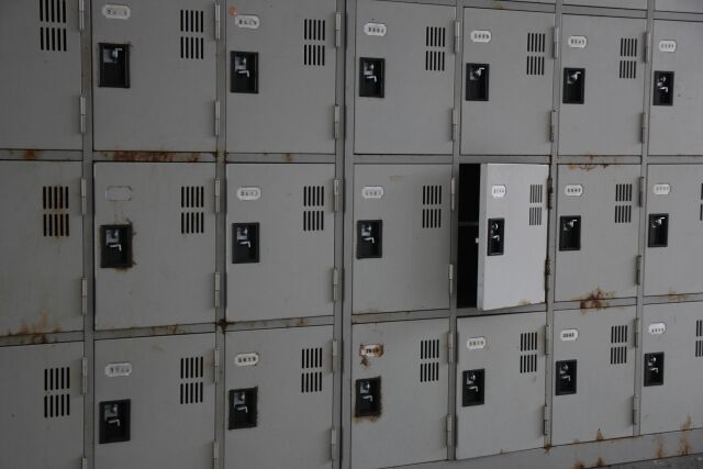 「上履きの臭いをかぎながら性処理に使いたいと思った」中学校に侵入し女子生徒の上履きを盗んだ男を逮捕