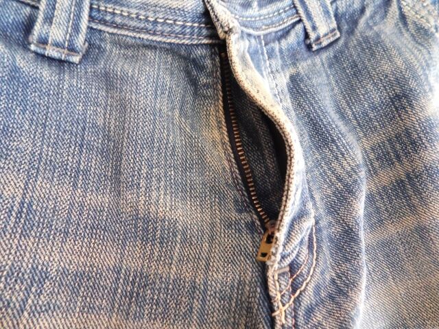 【悲報】50歳男性、公然猥褻で逮捕「陰部を出そうと思ったのではない、セクシービデオを見ていたら出ただけ」