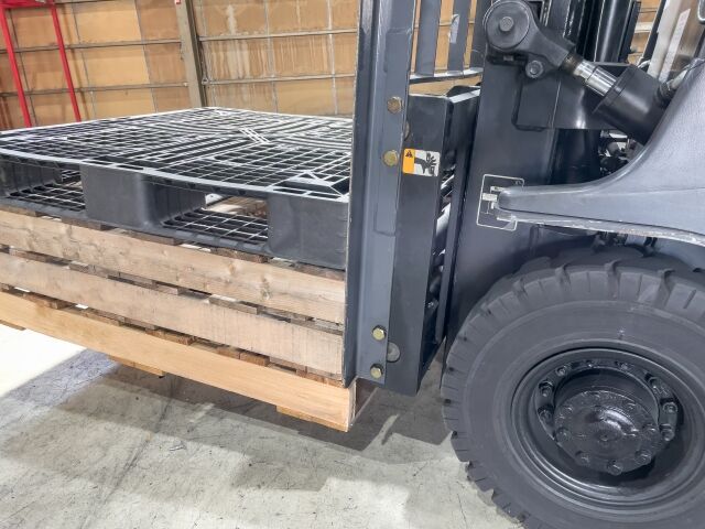 指示の聞き間違いか？ フォークリフトのパレットに乗りながら作業していた男性が転落し重傷