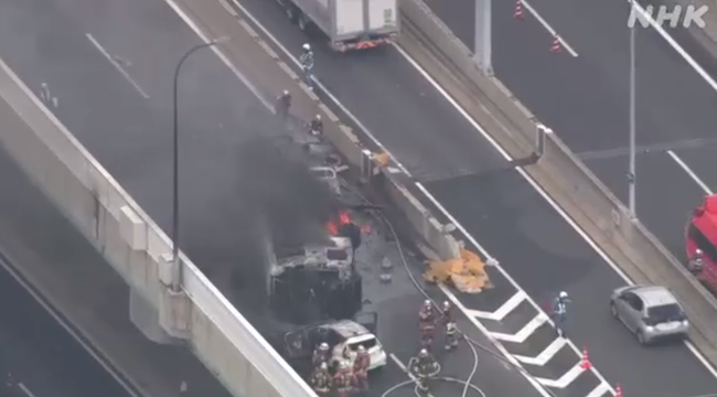 名古屋高速道路でバス横転、炎上　2人が心肺停止
