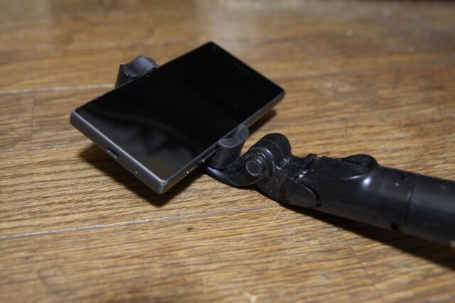 路上で男性による全裸が発生「股間を押さえ自撮り棒を持ち歩いていた」