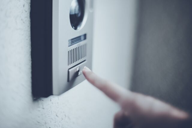 女性「男がインターホンを鳴らしている」下半身を露出していた男を現行犯逮捕