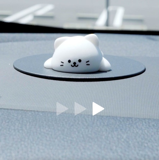 夏の車内の暑さでネコの置き物がスライムに????　トヨタが実験