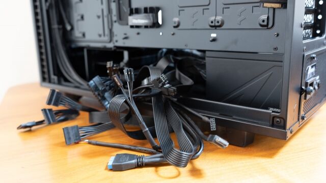 【悲報】パーツ揃ったからPC組み始めたんだけどさ