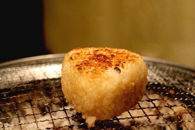夜食と言えばもちろん、焼きおにぎり