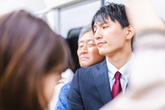 普通に考えて朝7～8時台の満員電車は酷すぎるよな