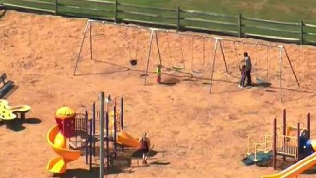 ある母親、3歳の息子を44時間もブランコに乗せ続けて死亡させる