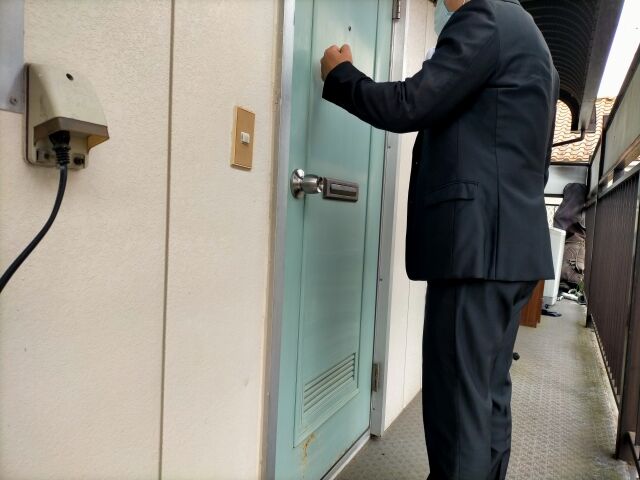 「帰れとは言われていない」 玄関ドアに足を挟んでセールス… 不退去の疑いで不動産営業の男を逮捕