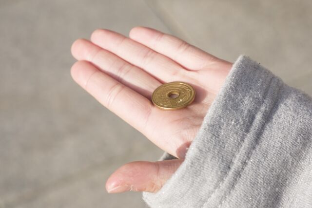 【悲報】 お賽銭に｢1円｣や｢5円｣はマナー違反だった????