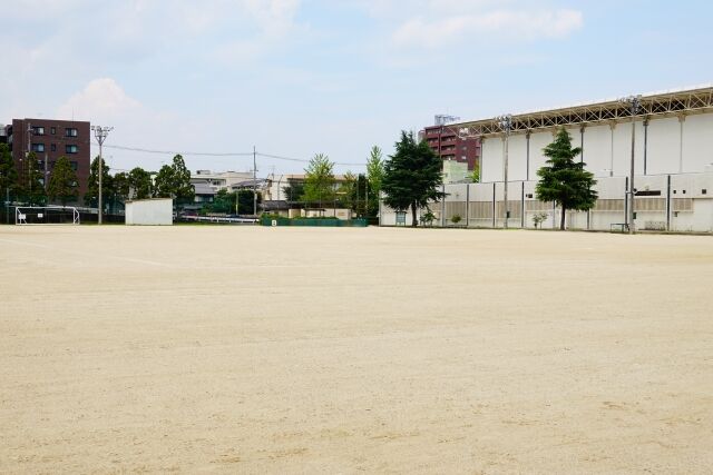 小学生に88万円の賠償命令、学校のグラウンド内で高齢女性にぶつかる