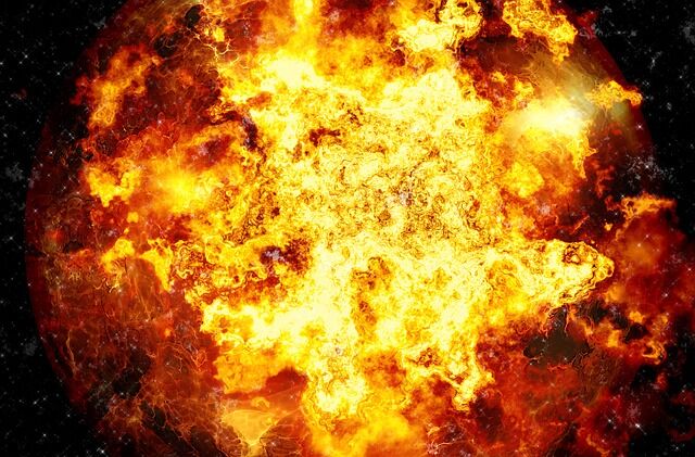 【悲報】西成のジイさん、調理中にゴキブリを駆除しようと殺虫剤を使い爆発　