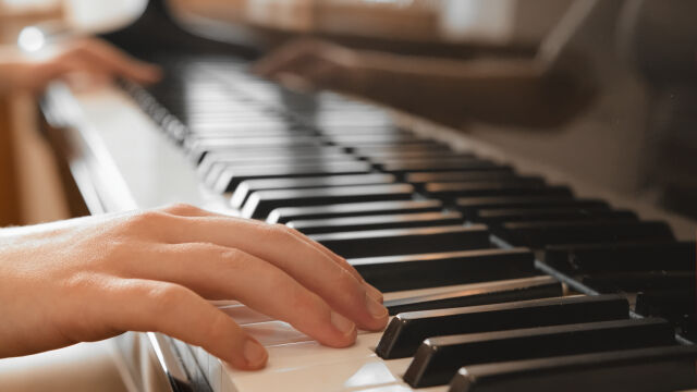 ピアノ「両手使います、こっちの手でこのメロディ弾いてこっちの手で別のメロディ弾いてあああ！！！」