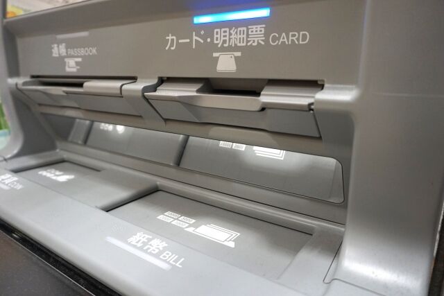 何でおばさんってATM終わった後しばらくその場に立ちつくすの？？????????