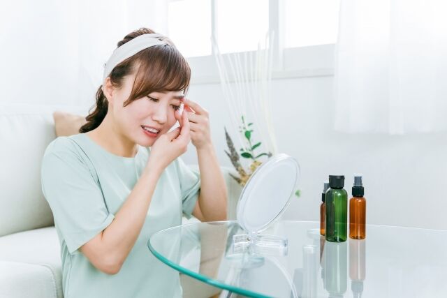 【閲覧注意】 患者「目が痛いんです…」 医者「綿棒でホジホジ」 → 目から23枚のコンタクトレンズ