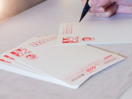 【悲報】年賀はがきの当初発行枚数、前年から約3割減…15年連続で前年を下回る