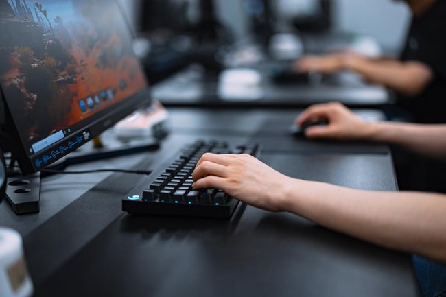 【朗報】日本ハム、ゲーマー向けに片手で食べられるラーメンを発売