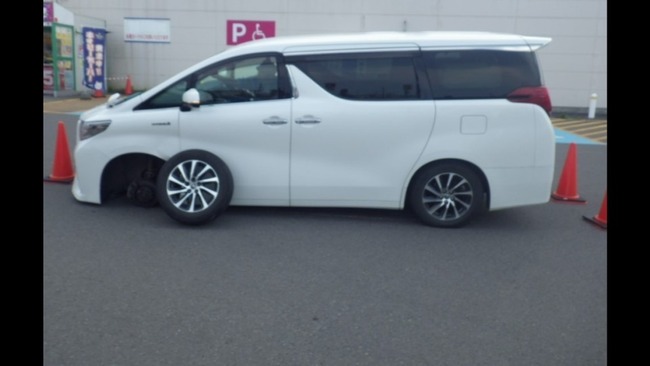 スーパーの駐車場で車からタイヤが脱落し車3台に衝突… 60代男性が2か月前に自分で交換作業