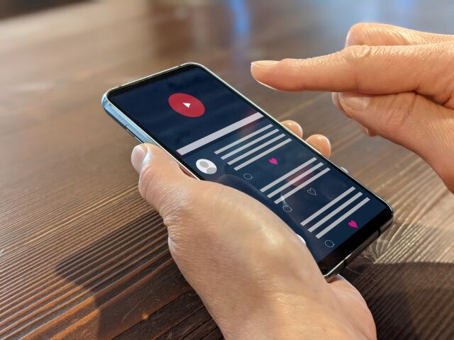 JRA、スマホでネトフリなどを見ていた騎手2名を騎乗停止処分