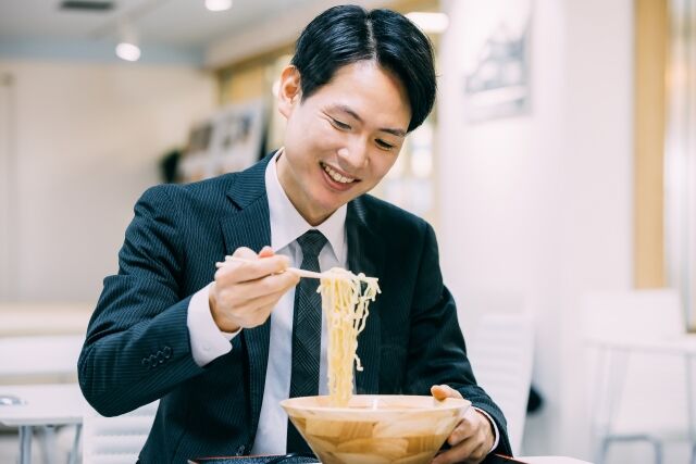 一人暮らし社会人の食費、1日2000円はいくよな